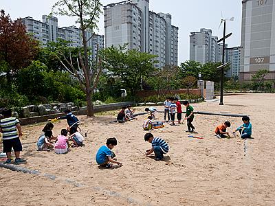 서동초등학교 유치부 운동장 놀이 수업 썸네일 이미지