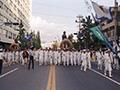 제10회 아시아경기대회 성화봉송 행사에 참가하여 거리 공연하고 있는 칠석고싸움놀이 썸네일 이미지